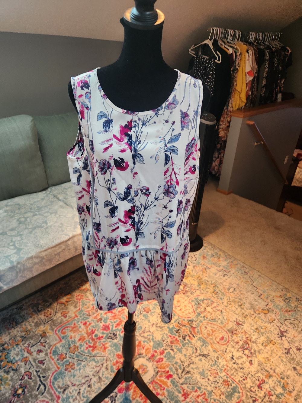 Ivanka Trump White Floral Sleeveless Blouse W Peplum Medium Pretty!